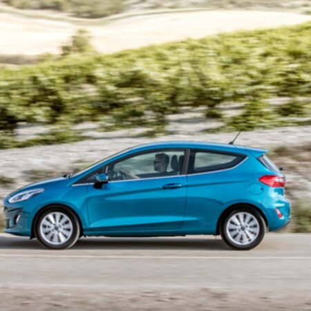 Abbildung eines Ford Fiesta Titanium in blau, seitliche Ansicht