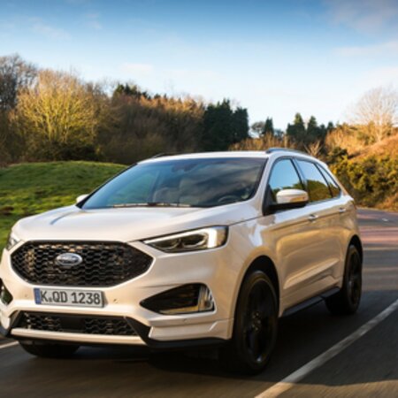 Abbildung zeigt einen Ford Edge ST-Line, seitliche Frontansicht.