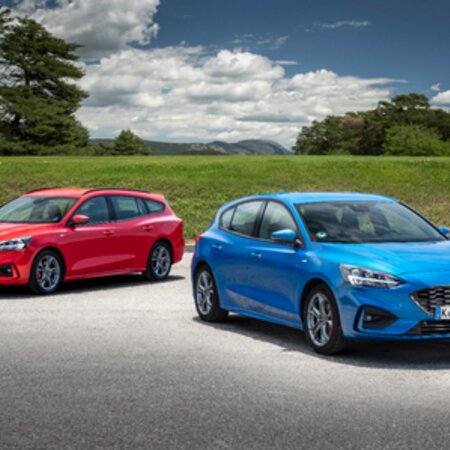 Abbildung zeigt 2 Fahrzeuge der Ford Focus Famile