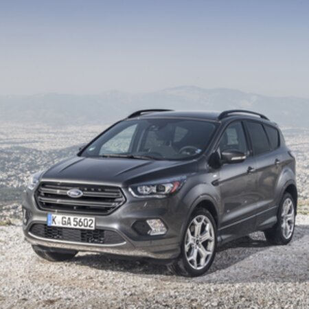 Abbildung eines grau-metallic Ford Kuga ST-Line, seitliche Frontansicht